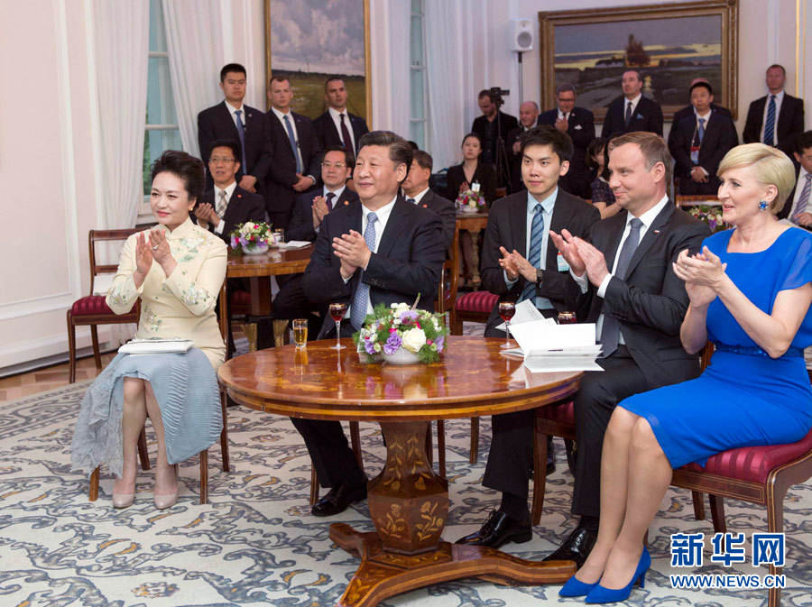 6月19日，國家主席習(xí)近平和夫人彭麗媛下午抵達(dá)波蘭首都華沙，當(dāng)晚即應(yīng)邀來到貝爾維德宮做客。這是習(xí)近平和彭麗媛同杜達(dá)夫婦共同欣賞波蘭馬佐夫舍民族歌舞團(tuán)的精彩演出。新華社記者 謝環(huán)馳 攝 