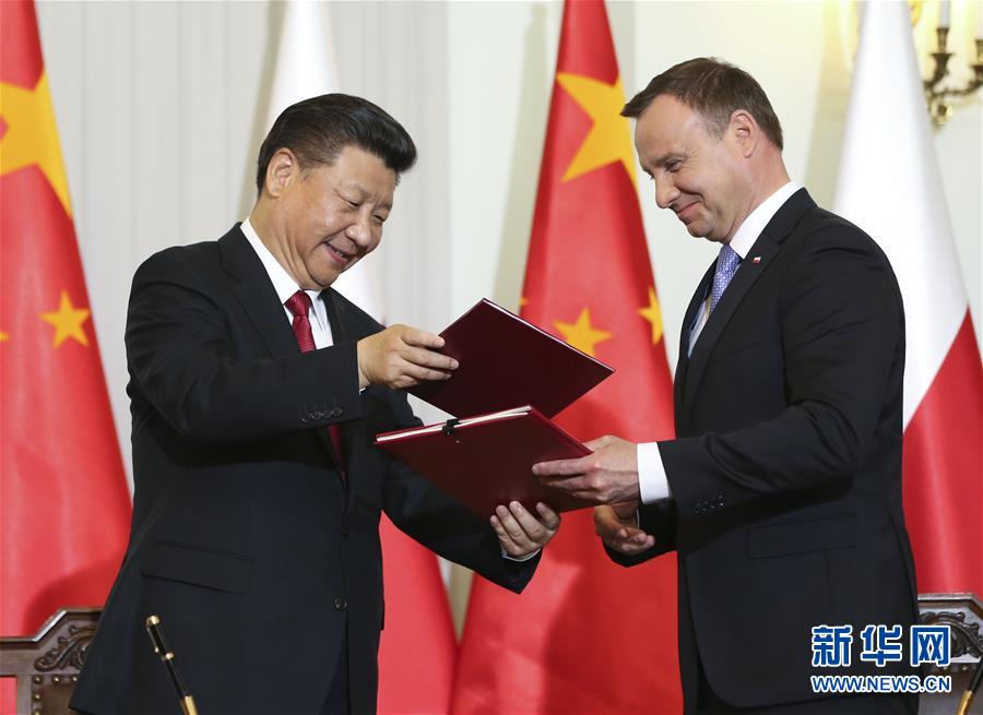6月20日，國家主席習近平在華沙同波蘭總統(tǒng)杜達舉行會談。這是會談后，兩國元首共同簽署《中華人民共和國和波蘭共和國關于建立全面戰(zhàn)略伙伴關系的聯(lián)合聲明》。新華社記者蘭紅光攝