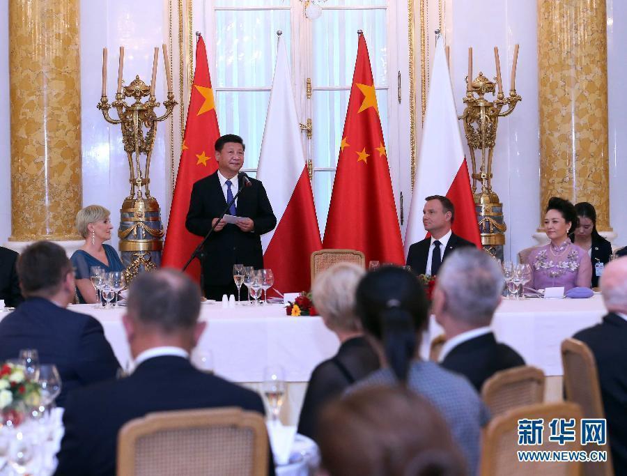 6月20日，國家主席習近平出席波蘭總統(tǒng)杜達在華沙王宮舉行的盛大歡迎晚宴。 新華社記者 劉衛(wèi)兵 攝