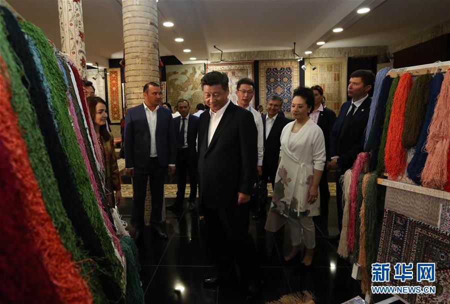 6月21日下午，正在對烏茲別克斯坦進行國事訪問的國家主席習近平在烏茲別克斯坦總理米爾濟約耶夫陪同下，來到布哈拉古城參觀這座被稱為“絲綢之路活化石”的歷史文化名城。這是習近平和夫人彭麗媛參觀一家地毯和絲綢作坊。新華社記者蘭紅光攝