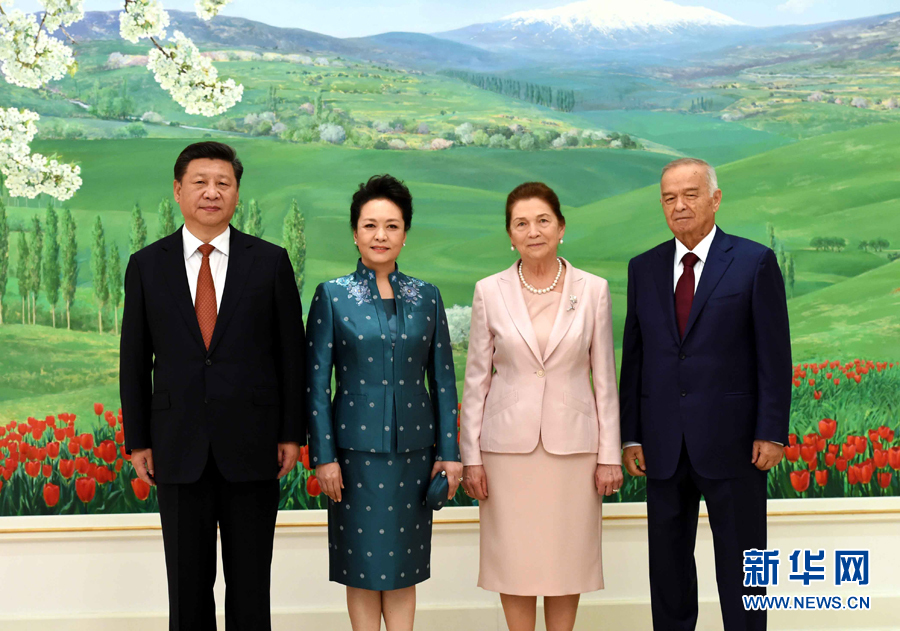 6月22日，國家主席習近平在塔什干庫克薩萊國賓館同烏茲別克斯坦總統(tǒng)卡里莫夫舉行會談。會談前，習近平出席卡里莫夫舉行的歡迎儀式。習近平和夫人彭麗媛受到卡里莫夫和夫人卡里莫娃熱情迎接。新華社記者饒愛民攝