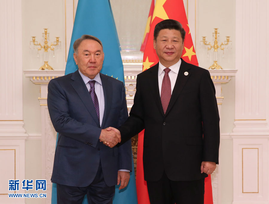 6月24日，國家主席習(xí)近平在塔什干會見哈薩克斯坦總統(tǒng)納扎爾巴耶夫。 新華社記者 蘭紅光 攝 