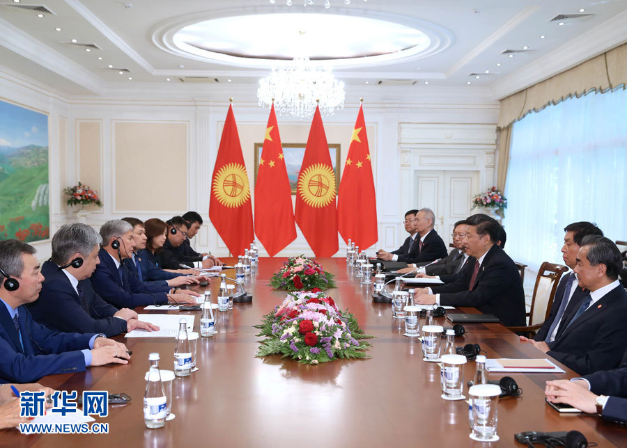 6月24日，國(guó)家主席習(xí)近平在烏茲別克斯坦塔什干會(huì)見吉爾吉斯斯坦總統(tǒng)阿坦巴耶夫。 新華社記者 馬占成 攝