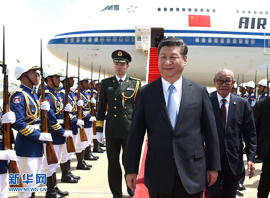 10月13日，國(guó)家主席習(xí)近平乘專機(jī)抵達(dá)金邊國(guó)際機(jī)場(chǎng)，開始對(duì)柬埔寨王國(guó)進(jìn)行國(guó)事訪問。柬埔寨副首相兼王宮事務(wù)大臣貢桑奧親王和夏卡朋親王、阿倫公主等在舷梯旁熱情迎接習(xí)近平主席。新華社記者　謝環(huán)馳　攝