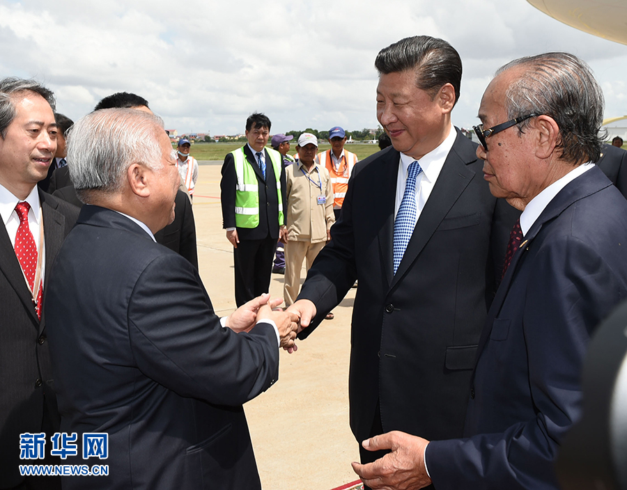 10月13日，國(guó)家主席習(xí)近平乘專機(jī)抵達(dá)金邊國(guó)際機(jī)場(chǎng)，開始對(duì)柬埔寨王國(guó)進(jìn)行國(guó)事訪問。柬埔寨副首相兼王宮事務(wù)大臣貢桑奧親王和夏卡朋親王、阿倫公主等在舷梯旁熱情迎接習(xí)近平主席。新華社記者　謝環(huán)馳　攝