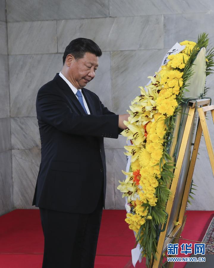 10月13日，國家主席習近平在金邊同柬埔寨首相洪森舉行會談。會談前，習近平向柬埔寨獨立紀念碑獻花圈。 新華社記者丁林攝 