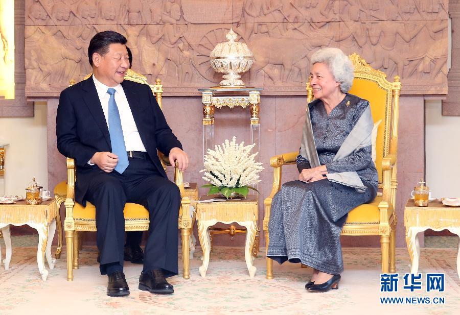 10月13日，國(guó)家主席習(xí)近平在金邊看望柬埔寨太后莫尼列。新華社記者姚大偉攝 