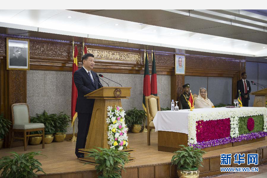 10月14日，國家主席習(xí)近平在達卡同孟加拉國總理哈西娜舉行會談。這是會談后，兩國領(lǐng)導(dǎo)人共同會見記者。 新華社記者謝環(huán)馳攝 