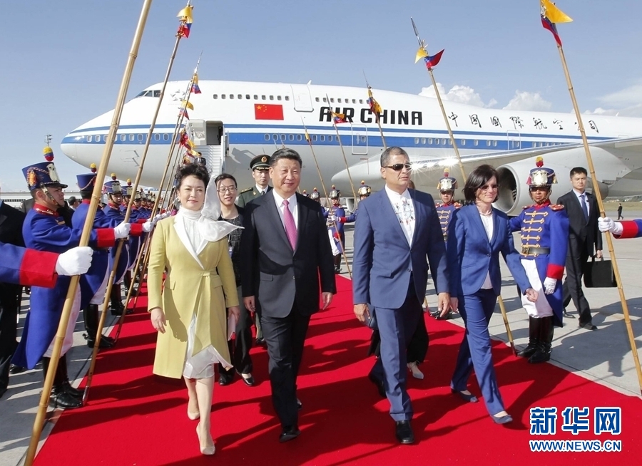 當(dāng)?shù)貢r(shí)間11月17日，國家主席習(xí)近平乘專機(jī)抵達(dá)基多，開始對(duì)厄瓜多爾共和國進(jìn)行國事訪問。厄瓜多爾總統(tǒng)科雷亞和夫人馬勒布等在機(jī)場(chǎng)熱情迎接習(xí)近平和夫人彭麗媛。新華社記者 鞠鵬 攝 