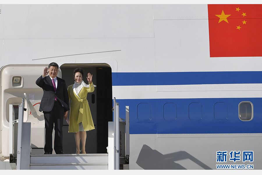 當(dāng)?shù)貢r(shí)間11月17日，國家主席習(xí)近平乘專機(jī)抵達(dá)基多，開始對(duì)厄瓜多爾共和國進(jìn)行國事訪問。這是習(xí)近平與夫人彭麗媛向歡迎人群揮手致意。新華社記者 王曄 攝 