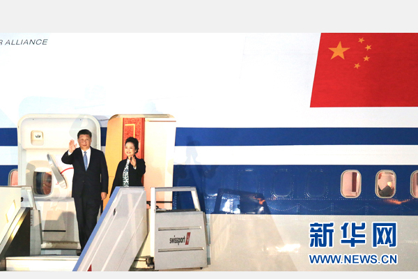 當(dāng)?shù)貢r(shí)間11月18日，國(guó)家主席習(xí)近平抵達(dá)利馬，出席亞太經(jīng)合組織第二十四次領(lǐng)導(dǎo)人非正式會(huì)議并對(duì)秘魯共和國(guó)進(jìn)行國(guó)事訪問。習(xí)近平和夫人彭麗媛受到秘魯副總統(tǒng)阿勞斯等熱情迎接。新華社記者 丁林 攝
