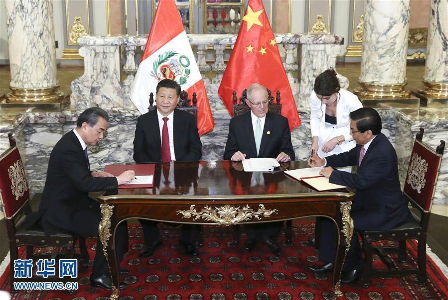 11月21日，國(guó)家主席習(xí)近平在利馬同秘魯總統(tǒng)庫(kù)琴斯基舉行會(huì)談。會(huì)談后，兩國(guó)元首見(jiàn)證《中華人民共和國(guó)政府與秘魯共和國(guó)政府2016年至2021年共同行動(dòng)計(jì)劃》等文件的簽署。新華社記者 龐興雷 攝