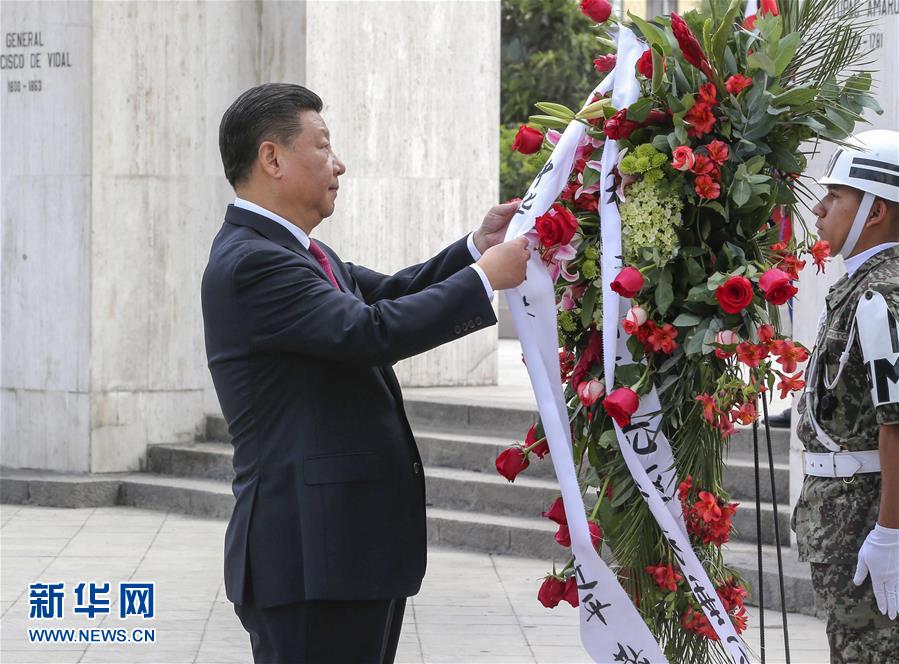 11月21日，國(guó)家主席習(xí)近平在利馬同秘魯總統(tǒng)庫(kù)琴斯基舉行會(huì)談。會(huì)談前，在庫(kù)琴斯基夫婦陪同下，習(xí)近平和彭麗媛向秘魯獨(dú)立先驅(qū)紀(jì)念碑敬獻(xiàn)花圈。新華社記者 丁林 攝