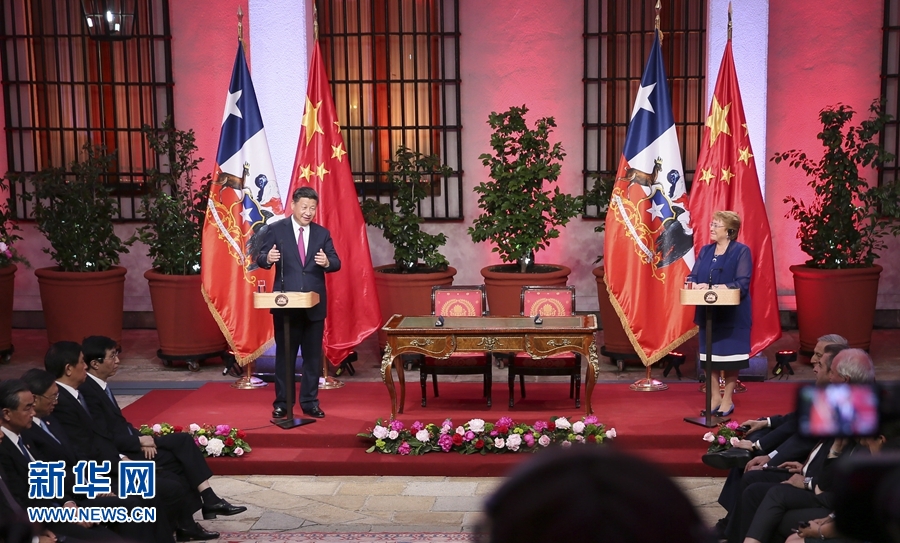 11月22日，國家主席習(xí)近平在圣地亞哥同智利總統(tǒng)巴切萊特舉行會談。這是會談后，兩國元首共同會見記者。 新華社記者 蘭紅光 攝
