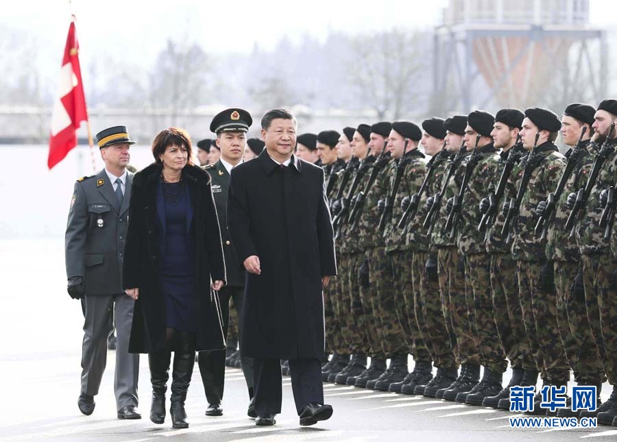 1月15日，國家主席習近平乘專機抵達蘇黎世，開始對瑞士聯(lián)邦進行國事訪問。 這是習近平在瑞士聯(lián)邦主席洛伊特哈德陪同下檢閱儀仗隊。新華社記者 蘭紅光 攝