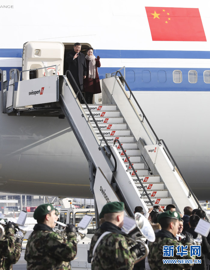 1月15日，國家主席習近平乘專機抵達蘇黎世，開始對瑞士聯(lián)邦進行國事訪問。 這是習近平和夫人彭麗媛步出艙門。 新華社記者 丁林 攝