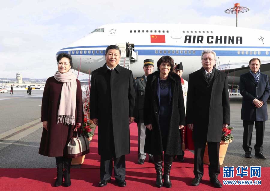 1月15日，國家主席習近平乘專機抵達蘇黎世，開始對瑞士聯(lián)邦進行國事訪問。這是瑞士聯(lián)邦主席洛伊特哈德在機場為習近平和夫人彭麗媛舉行隆重歡迎儀式。 新華社記者 蘭紅光 攝