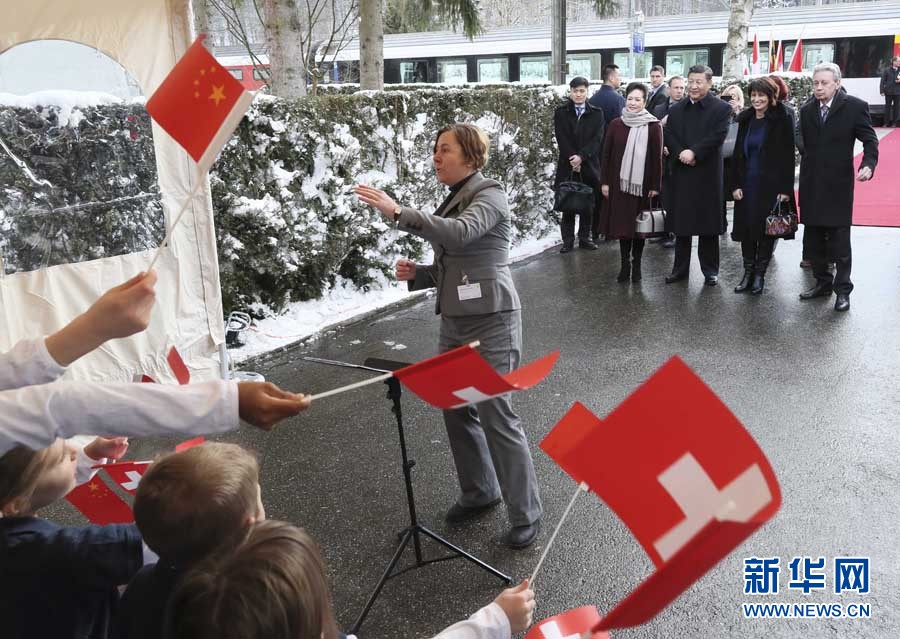這是習(xí)近平和夫人彭麗媛在伯爾尼克爾薩茨火車站觀看瑞士童聲合唱團表演。 新華社記者 蘭紅光 攝