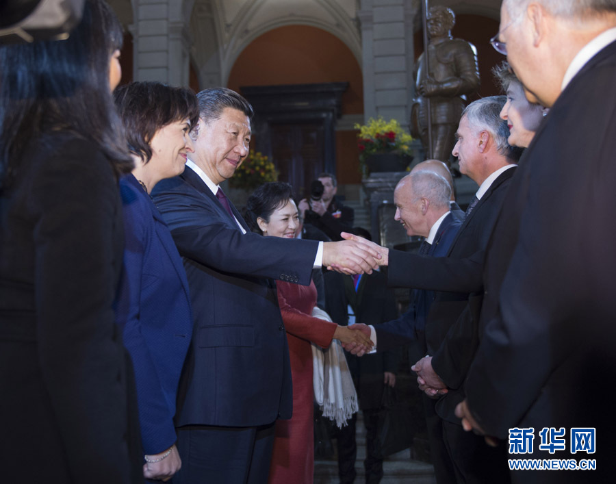 1月15日，國(guó)家主席習(xí)近平在伯爾尼出席瑞士聯(lián)邦委員會(huì)全體委員集體舉行的迎接儀式并致辭。 新華社記者 謝環(huán)馳 攝