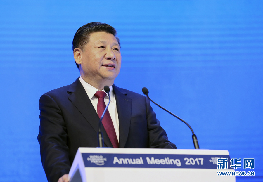 1月17日，國家主席習(xí)近平在瑞士達(dá)沃斯國際會(huì)議中心出席世界經(jīng)濟(jì)論壇2017年年會(huì)開幕式，并發(fā)表題為《共擔(dān)時(shí)代責(zé)任共促全球發(fā)展》的主旨演講。 新華社記者 蘭紅光 攝