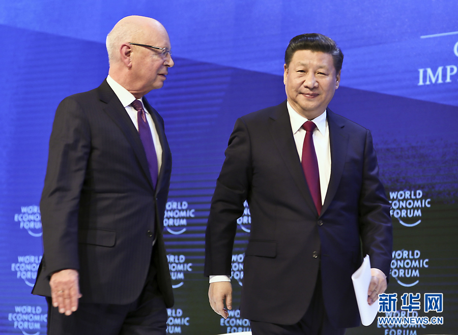 1月17日，國家主席習(xí)近平在瑞士達(dá)沃斯國際會(huì)議中心出席世界經(jīng)濟(jì)論壇2017年年會(huì)開幕式，并發(fā)表題為《共擔(dān)時(shí)代責(zé)任共促全球發(fā)展》的主旨演講。這是習(xí)近平同世界經(jīng)濟(jì)論壇創(chuàng)始人兼執(zhí)行主席施瓦布在一起。 新華社記者 蘭紅光 攝
