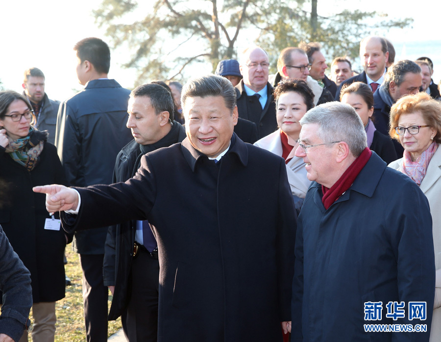 1月18日，國(guó)家主席習(xí)近平在瑞士洛桑國(guó)際奧林匹克博物館會(huì)見(jiàn)國(guó)際奧林匹克委員會(huì)主席巴赫。這是會(huì)見(jiàn)后，習(xí)近平和夫人彭麗媛在巴赫主席夫婦陪同下，參觀國(guó)際奧林匹克博物館。新華社記者 姚大偉 攝