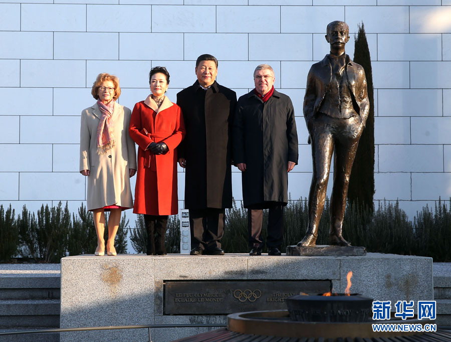 1月18日，國(guó)家主席習(xí)近平在瑞士洛桑國(guó)際奧林匹克博物館會(huì)見(jiàn)國(guó)際奧林匹克委員會(huì)主席巴赫。這是習(xí)近平和夫人彭麗媛與巴赫夫婦在現(xiàn)代奧林匹克運(yùn)動(dòng)發(fā)起人顧拜旦雕像前合影。新華社記者 姚大偉 攝