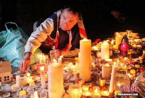 3月23日晚，倫敦民眾在市中心的特拉法加廣場(chǎng)舉行燭光集會(huì)，悼念此前一天發(fā)生在英國(guó)議會(huì)大廈附近的恐怖襲擊事件遇難者。 <a target='_blank' ><p  align=