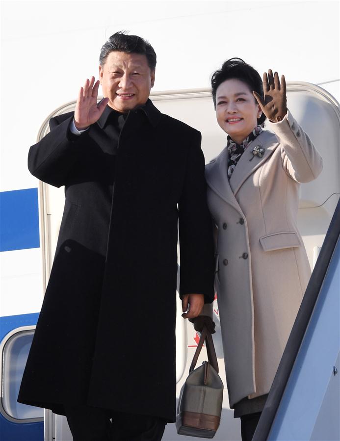 4月4日，國(guó)家主席習(xí)近平乘專(zhuān)機(jī)抵達(dá)赫爾辛基，開(kāi)始對(duì)芬蘭共和國(guó)進(jìn)行國(guó)事訪問(wèn)。這是習(xí)近平和夫人彭麗媛步出艙門(mén)。 新華社記者 饒愛(ài)民 攝 