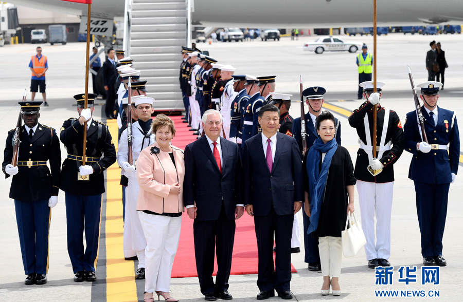 4月6日，國家主席習近平乘專機抵達美國佛羅里達州，將在海湖莊園同美國總統(tǒng)特朗普舉行中美元首會晤。習近平和夫人彭麗媛受到美國國務卿蒂勒森夫婦等熱情迎接。新華社記者 吳曉凌 攝