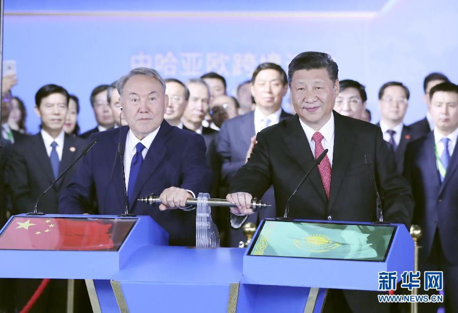 6月8日，正在哈薩克斯坦訪問的國家主席習近平在哈薩克斯坦總統(tǒng)納扎爾巴耶夫陪同下，參觀阿斯塔納專項世博會中國國家館，并共同出席中哈亞歐跨境運輸視頻連線儀式。這是在中國國家館舉行的中哈亞歐跨境運輸視頻連線儀式上，兩國元首共同推動操控桿，視頻顯示中哈連云港物流合作基地和“霍爾果斯－東大門”經(jīng)濟特區(qū)無水港兩個分會場四列火車鳴笛開行。新華社記者 丁林 攝