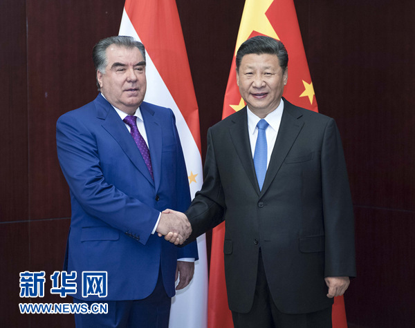 6月9日，國家主席習(xí)近平在阿斯塔納會見塔吉克斯坦總統(tǒng)拉赫蒙。新華社記者 李濤 攝