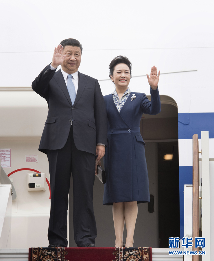 7月3日，國(guó)家主席習(xí)近平乘專機(jī)抵達(dá)莫斯科，開(kāi)始對(duì)俄羅斯聯(lián)邦進(jìn)行國(guó)事訪問(wèn)。這是習(xí)近平和夫人彭麗媛步出艙門。 新華社記者 李學(xué)仁 攝