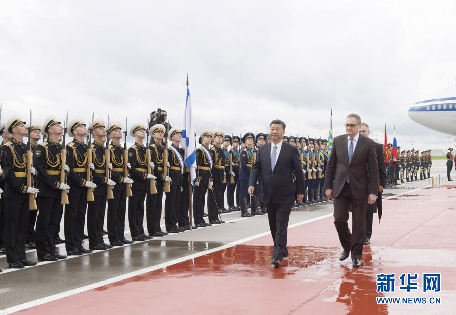 7月3日，國(guó)家主席習(xí)近平乘專機(jī)抵達(dá)莫斯科，開(kāi)始對(duì)俄羅斯聯(lián)邦進(jìn)行國(guó)事訪問(wèn)。這是習(xí)近平出席機(jī)場(chǎng)歡迎儀式。 新華社記者 李學(xué)仁 攝