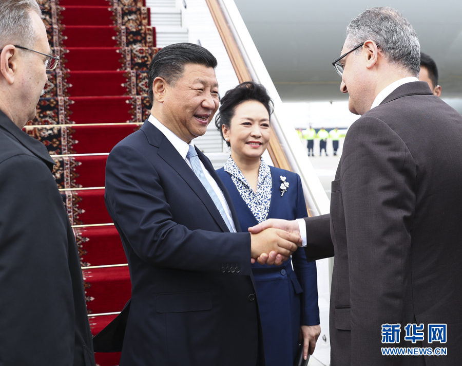 7月3日，國(guó)家主席習(xí)近平乘專機(jī)抵達(dá)莫斯科，開(kāi)始對(duì)俄羅斯聯(lián)邦進(jìn)行國(guó)事訪問(wèn)。這是習(xí)近平和夫人彭麗媛受到俄羅斯政府高級(jí)官員熱情迎接。新華社記者 謝環(huán)馳 攝 