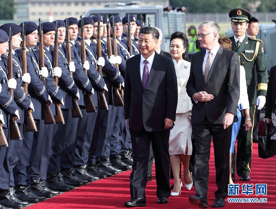 7月4日，國家主席習(xí)近平乘專機抵達柏林，開始對德意志聯(lián)邦共和國進行國事訪問。德國政府高級官員在舷梯旁迎接習(xí)近平和夫人彭麗媛。新華社記者 王曄 攝