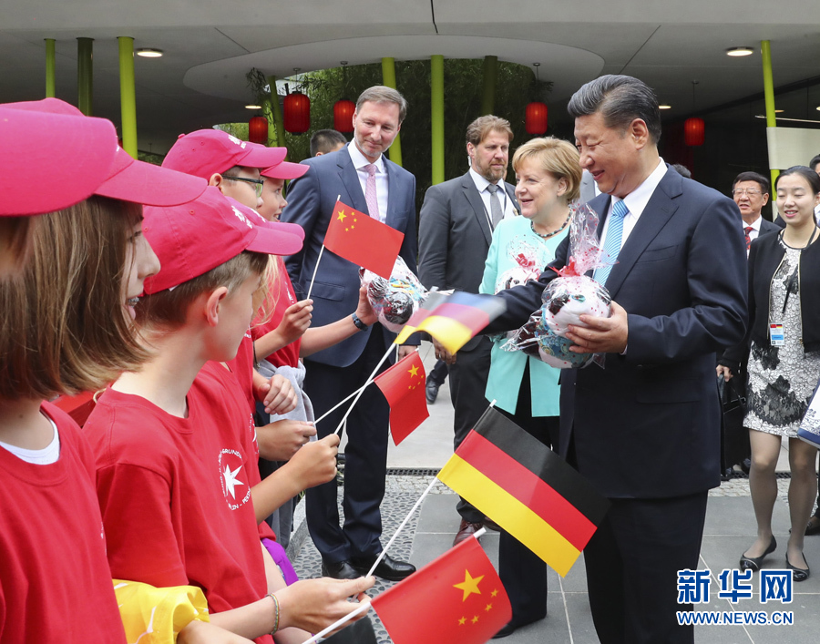 7月5日，國家主席習(xí)近平同德國總理默克爾共同出席柏林動(dòng)物園大熊貓館開館儀式。這是習(xí)近平向現(xiàn)場(chǎng)的孩子們贈(zèng)送大熊貓毛絨玩具。 新華社記者謝環(huán)馳 攝