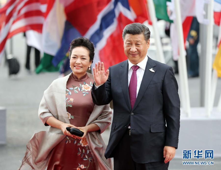 7月7日，二十國集團(tuán)領(lǐng)導(dǎo)人第十二次峰會在德國漢堡舉行。國家主席習(xí)近平出席并發(fā)表題為《堅持開放包容　推動聯(lián)動增長》的重要講話。這是習(xí)近平和夫人彭麗媛出席漢堡峰會舉行的音樂會。新華社記者 劉衛(wèi)兵 攝 