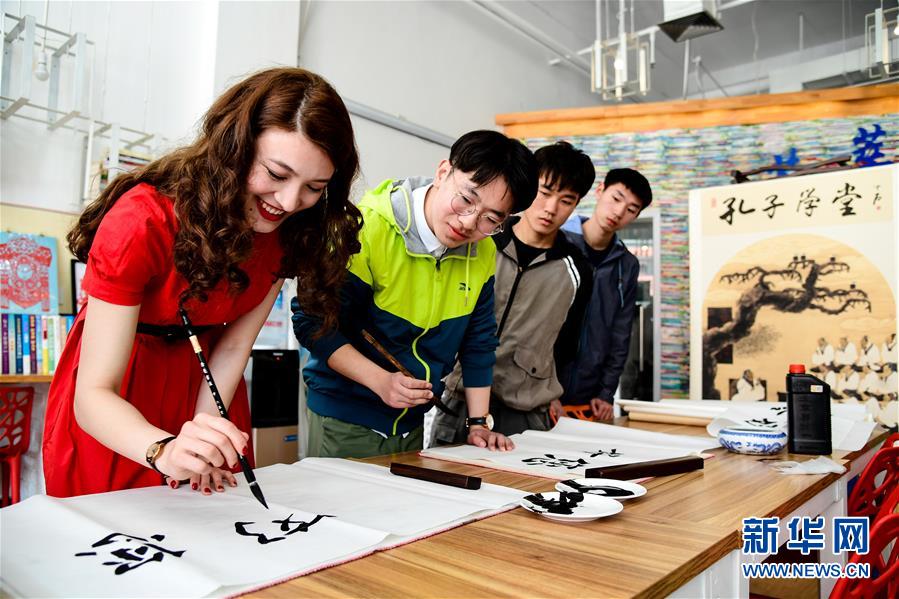 （新華全媒頭條·上合青島峰會(huì)·圖文互動(dòng)）（13）遠(yuǎn)航，揚(yáng)起“上海精神”的時(shí)代風(fēng)帆——寫(xiě)在上海合作組織成員國(guó)元首理事會(huì)第十八次會(huì)議即將召開(kāi)之際