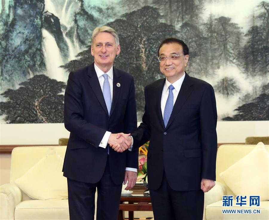 （時(shí)政）李克強(qiáng)會(huì)見英國首相特別代表、財(cái)政大臣哈蒙德