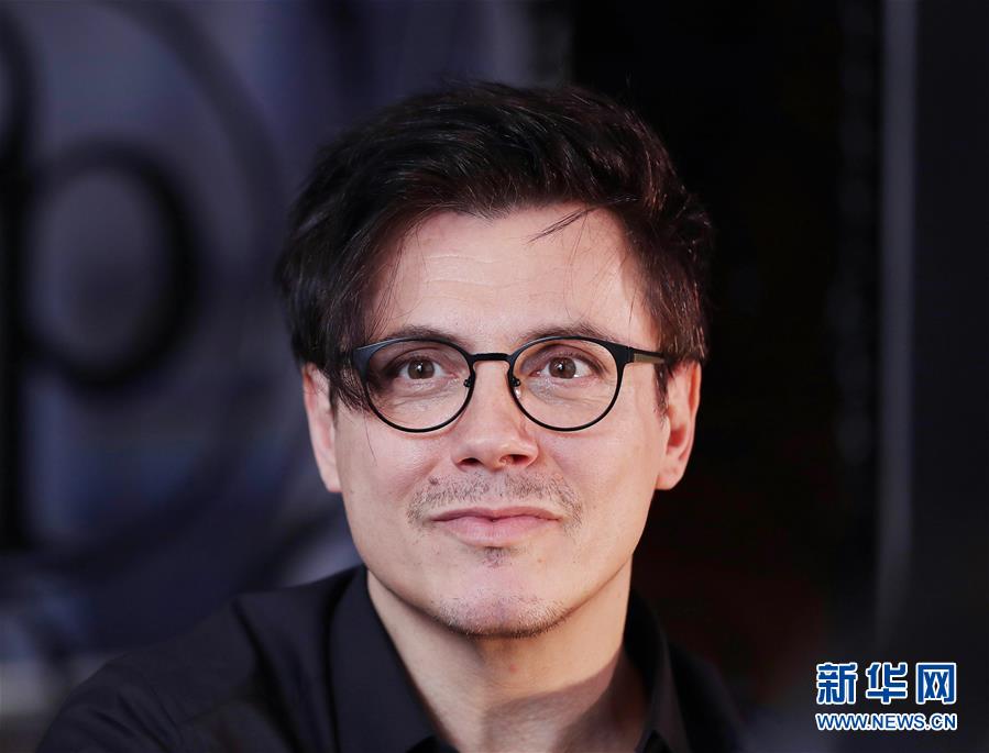 （國際·圖文互動）（6）通訊：手牽手，我們共同驅(qū)散陰霾——法國音樂人創(chuàng)作抗疫歌曲背后的故事