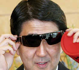 2015，安倍會繼續(xù)"暴走"嗎？
