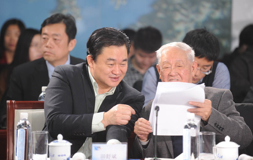 新華網(wǎng)董事長、總裁田舒斌與軍事科學院原副院長糜振玉在現(xiàn)場交流